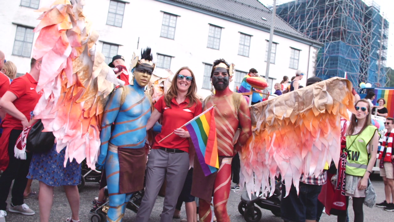 Her er Brann i Bergen Pride-paraden